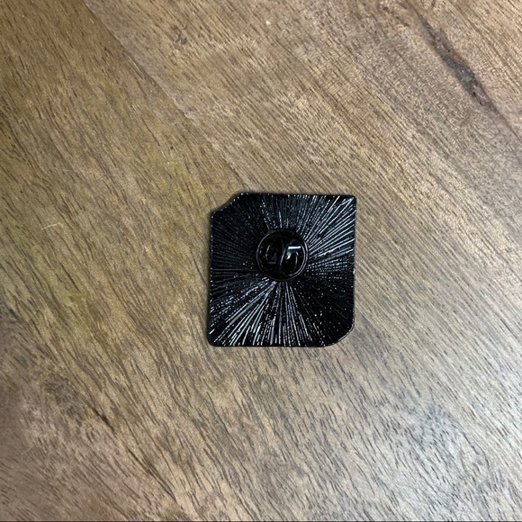 Book worm pin 📖 - Picture 4 of 4